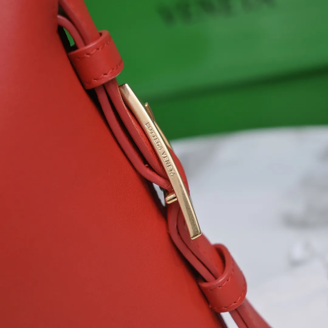 Bv🔥New Small Cradle Latest Triangular Underarm Bag △Highly Recommended This Winter New Product~😍This is a charm that has nowhere to be placed. It has a fashionable shape, Bv’s representative logo triangle buckle, and a large space capacity. It is unique to other features~This winter’s mix and match belongs to it! Hot style for men and women🔥Size: 30x23x16cm small size